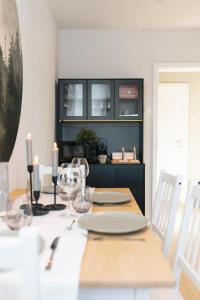 una sala da pranzo con tavolo, piatti e candele di DAS GRÜNE NEST Münsterland Living a Drensteinfurt