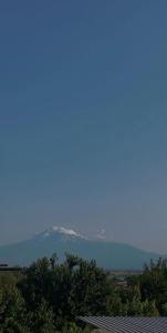 een berg in de verte met bomen op de voorgrond bij Elite guest house in Pʼarakʼar