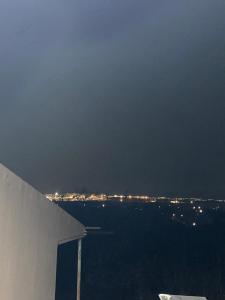 een uitzicht op de stad 's nachts vanuit een gebouw bij Elite guest house in Pʼarakʼar