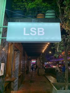 een uithangbord van een LSB-winkel op straat bij Long Street Backpackers in Kaapstad