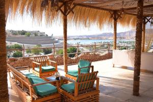 een patio met stoelen en een tafel en uitzicht bij Aida Hotel Sharm El Sheikh in Sharm El Sheikh