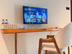 une télévision posée sur une table en bois dans l'établissement Bela Ahangama, à Ahangama