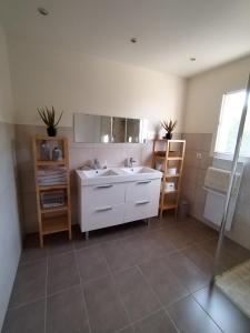 Koupelna v ubytování Gite la Picholine_Bourg Saint Andéol