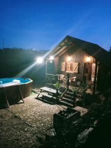 eine kleine Hütte mit einem Schwimmbecken und einer Lampe in der Unterkunft La Cabaña del Paito in Guillena