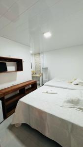 En eller flere senge i et værelse på Amazon Toy Beach + 11 billeder