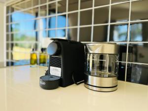 ein Mixer auf einer Theke in einer Küche in der Unterkunft Castlemaine Short Stays in Castlemaine