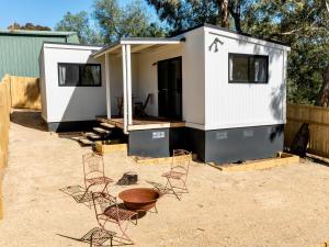 ein kleines Haus auf einem unbefestigten Hof in der Unterkunft Castlemaine Short Stays in Castlemaine