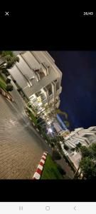 un grande edificio bianco con una strada di fronte di Apparemment a Minaret de Mansuria