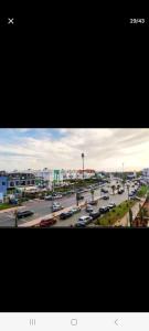 una città con auto parcheggiate in un parcheggio di Apparemment a Minaret de Mansuria Altre 4 foto