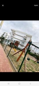 una recinzione di fronte a un edificio bianco di Apparemment a Minaret de Mansuria