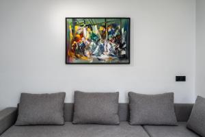 een schilderij aan een muur boven een bank bij Modern 2BR Condo 10min from beach and Souk in Agadir