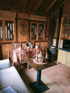 ein Raum mit einem Tisch und Stühlen in einem Raum in der Unterkunft La Cabaña del Paito in Guillena