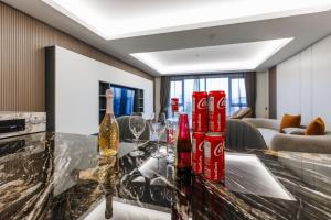 een tafel met wijnflessen en glazen erop bij Marquis Hotel in Ban Bang Toei (1)