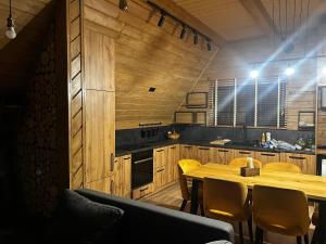 Kuchyň nebo kuchyňský kout v ubytování Міні Готель SPA Excellent Family