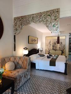 拉威海滩Baan sikhao Yanui的一间酒店房间，配有两张床和一张沙发