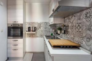 卡塔尼亚Two Rooms Bellini的带水槽和炉灶的白色厨房