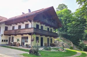 a building with a balcony on top of it at Geigerhof Bad Heilbrunn in Bad Heilbrunn