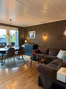 een woonkamer met een bank en een tafel bij Leilighet Ski in/out, golf in Vradal