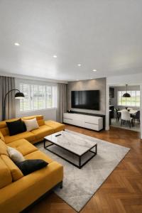 Et tv og/eller underholdning på Modern Ground Level Flat