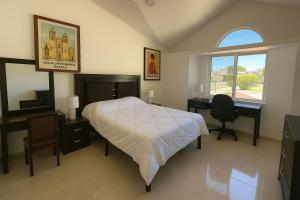 En eller flere senge i et værelse på Rento funcionales recamaras dentro de una casa residencial