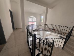 En eller flere senge i et værelse på Rento funcionales recamaras dentro de una casa residencial