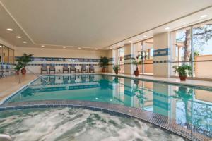 een groot binnenzwembad met een groot bad in een gebouw bij Courtyard by Marriott Denver Cherry Creek in Denver