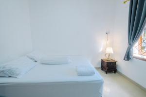 Postel nebo postele na pokoji v ubytování Daffodil House Proper Guest House Near Malioboro