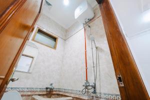 Koupelna v ubytování Daffodil House Proper Guest House Near Malioboro + 14 fotografií