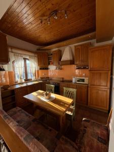 een keuken met houten kasten en een houten tafel bij Pension Libra in Velešín