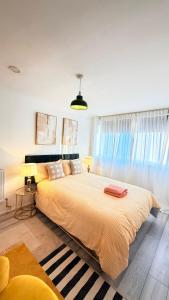 une chambre avec un grand lit et une fenêtre dans l'établissement Modern 1 bed super fast WiFi, à Brentford