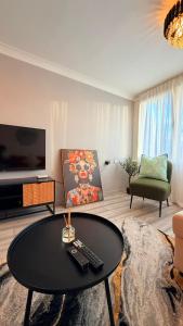 un salon avec une table basse et une télévision dans l'établissement Modern 1 bed super fast WiFi, à Brentford 13 autres photos