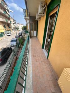 un balcon d'un immeuble avec une voiture garée dans une rue dans l'établissement La Casa di Giada, à San Cataldo