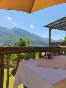 En generel udsigt til bjerge eller udsigt til bjerge taget fra kroen