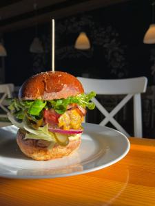 een sandwich op een wit bord op een tafel bij Pension Libra in Velešín +8 foto's