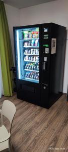 een koelkast vol met eten en een stoel bij Motel Sleep Inn in Töging am Inn