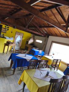 En restaurant eller et andet spisested på Pousada e Restaurante Além das Nuvens