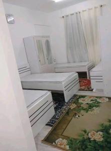 Giường trong phòng chung tại Master room alMajaz men only