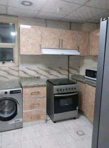 Nhà bếp/bếp nhỏ tại Master room alMajaz men only