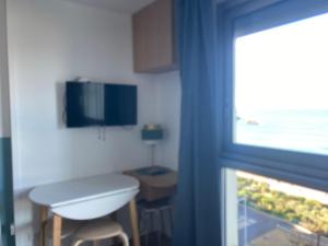 TV a/nebo společenská místnost v ubytování T2 Apartment Eugenie Ocean View Grande Plage and Pool