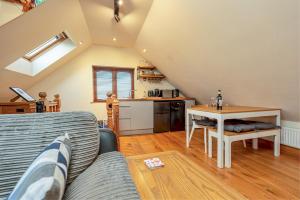 Kuchyň nebo kuchyňský kout v ubytování Silverwood Beautiful Loft in Telford - Pass the Keys