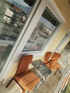 due sedie sedute davanti a una finestra di Mala Sirena a Pirot