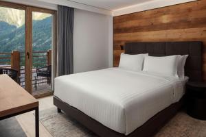 Postel nebo postele na pokoji v ubytování Le Geant, Courmayeur, Apartments by Marriott Bonvoy