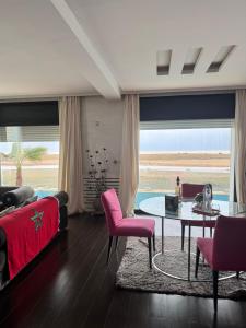 Posezení v ubytování Waterfront Villa & Private Pool 12 km from the Stadium + 26 fotografií