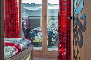 una finestra con vista su una montagna innevata di Wygodno a Szlembark