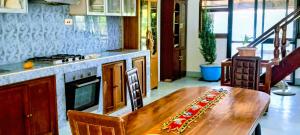 Kuchyň nebo kuchyňský kout v ubytování Precious Furaha Homes + 20 fotografií