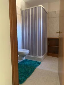 Et badeværelse på Al Sole di Fiemme Apartment + 21 billeder