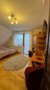 een slaapkamer met een bed en een tapijt bij Pokoje Ewka in Czarna Góra