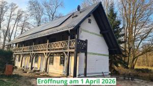 布尔格Stara Brožnja eGbR的大型白色谷仓,屋顶 ⁇ 