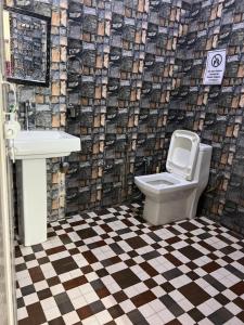 een badkamer met toilet en wastafel bij Vedic Hatha Vinyasa Yoga Ashram in Narendranagar