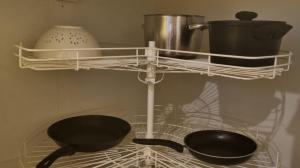 une étagère en verre avec deux casseroles et une marmite dessus dans l'établissement Peaceful house for relaxing, à Oulu